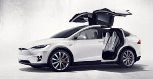 How The Tesla Model X’s Falcon Doors Handle A Tight Parking Space