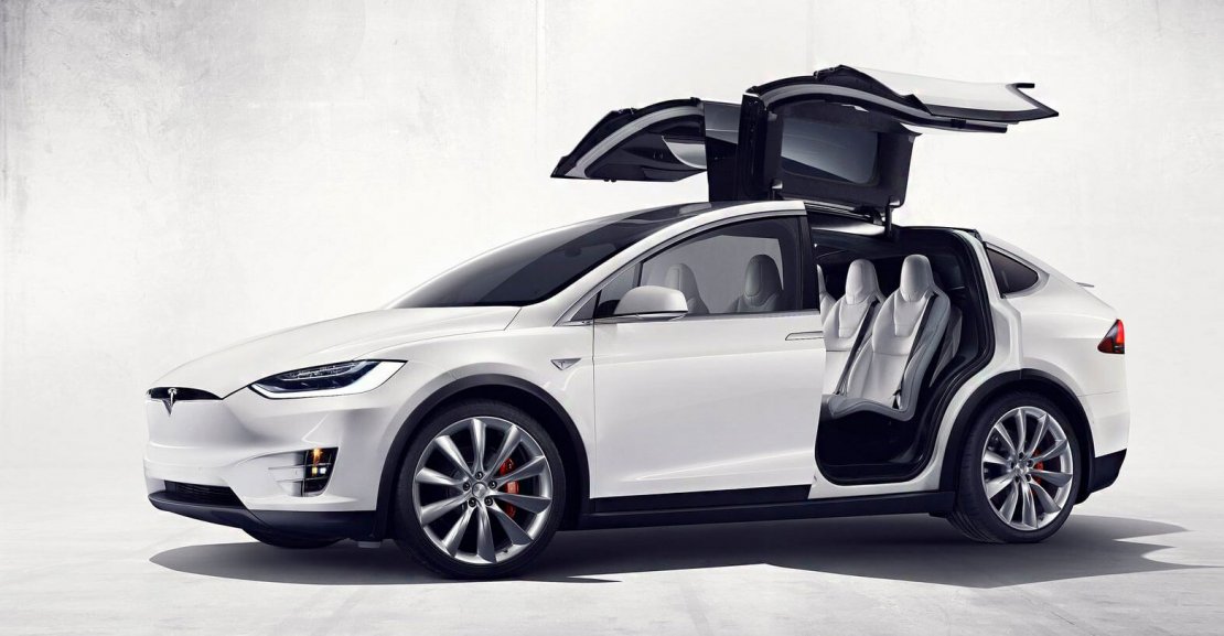 How The Tesla Model X’s Falcon Doors Handle A Tight Parking Space